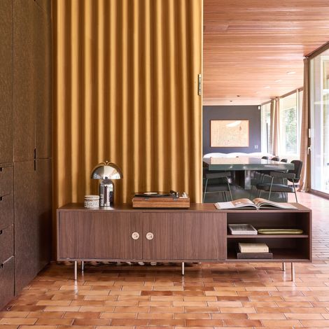 Meuble TV vintage décor bois et acier inoxydable 2 portes coulissantes 180cm noyer - Shelby (1/5)