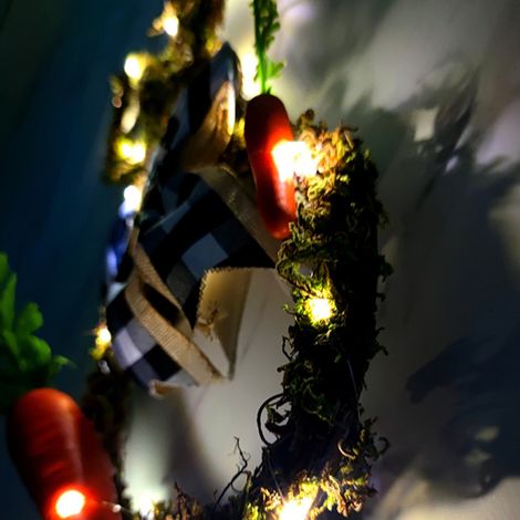 Couronne de Pâques en forme de lapin avec guirlande lumineuse LED à suspendre pour décorer une porte d'entrée, un mur ou une fenêtre, pour une fête à la maison ou à faire soi-même. (1/5)