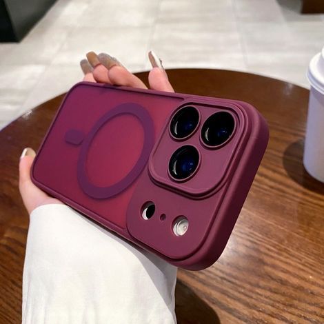 Custodia color prugna per iPhone 17 Pro Max con lente magnetica e pellicola protettiva in acrilico soft-touch.