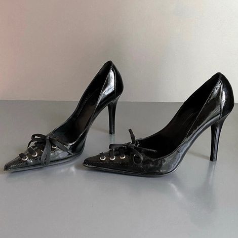 Bottes de motardes à talons aiguilles pointus et décolleté plongeant, style agent secret, avec bride ruban et design sexy (1/4)