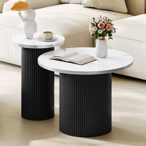 Runder Couchtisch in Schwarz mit Kanten aus gebürstetem Aluminium, 2er-Set geriffelte Beistelltische mit Holzrahmen, Tischplatte in Marmoroptik