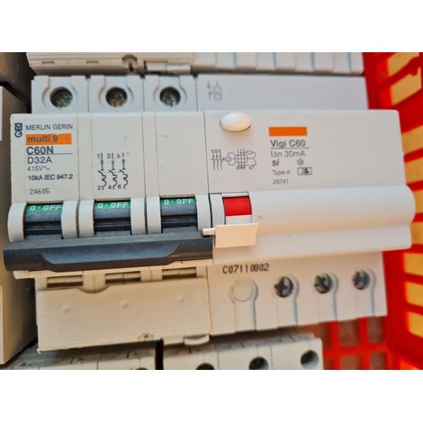Schneider – Disjoncteur différentiel 3P 32A 30mA Type A – Protection contre les fuites de courant – Tension 230/400V – Installation électrique domestique