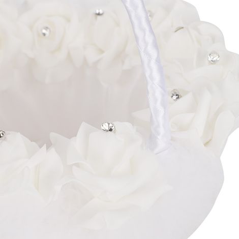 Ein leichter und eleganter Blumenkorb für eine Brautjungfer, verziert mit weißem Satin und Süßigkeiten. (1/5)