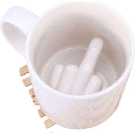 Une tasse à café en céramique ornée d'un doigt d'honneur (1/5)