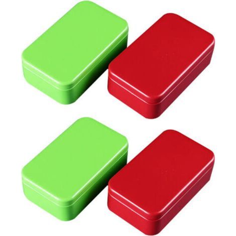 Ensemble de quatre bocaux rectangulaires en métal avec couvercles, parfaits pour conserver le thé, les bonbons, les onguents et autres petits objets. Couleurs : vert et rouge. (1/5)