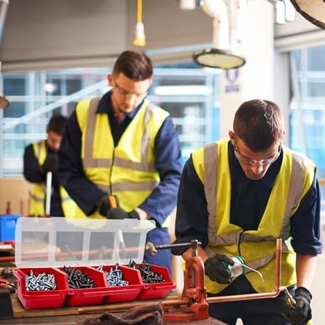 Eine Schraubenaufbewahrungsbox mit Deckel – stapelbare Aufbewahrungsbox aus Kunststoff für Kleinteile – zur Organisation von Nägeln/Bastelwerkzeugen in der Garage (1/5)
