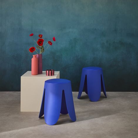 Set de 2 tabourets empilables. simili cuir bleu. NIKI. Ø30 / 44 x H46cm
