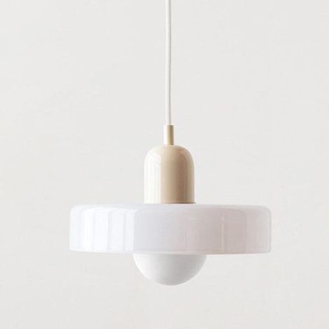 Un lustre de style Bauhaus au design médiéval et à l'abat-jour en vitrail, idéal pour la chambre verre blanc de 25 cm avec une base couleur crème. (1/5)