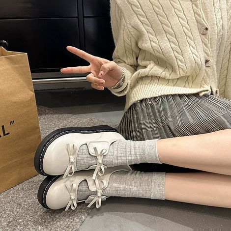 Iris française élégante avec bruissement et chaussure en cuir épais, nouvelle comptine pour enfants Marie Jane (1/5)