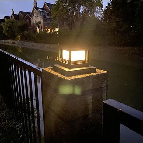 Lampe solaire étanche pour poteau extérieur, colonne, terrasse, clôture, portail, jardin (1/5)