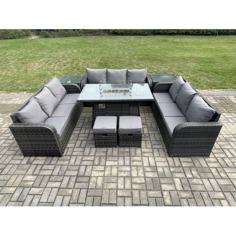Fimous Rattan Gartenmöbel im Freien Gasfeuerstelle Esstisch Set mit 2 Beistelltischen Lounge Sofa 2 kleinen Hockern