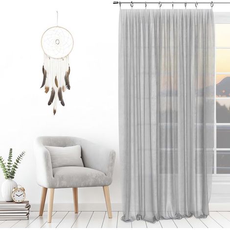 La tela de tul blanco SPIRIT con presillas mide 135 x 250 cm.