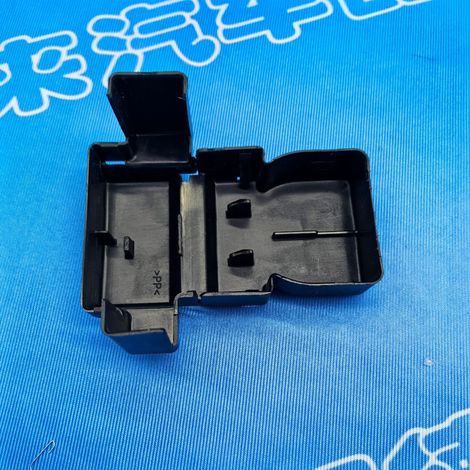 Suitable for Nissan Y62, QX56, QX80, and Murano Z52 batteries. This is a positive terminal protection cover/battery cable cover. (1/4)