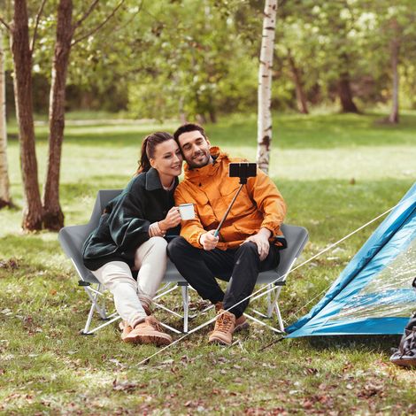 Silla plegable de camping de 2 plazas con reposabrazos y bolsillo lateral, capacidad de carga de hasta 240 kg, color gris.