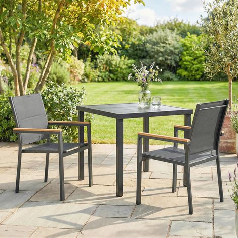 Set di 2 sedie da giardino impilabili, seduta e schienale imbottiti, braccioli in plastica effetto legno, 56x55x85 cm, grigio scuro.