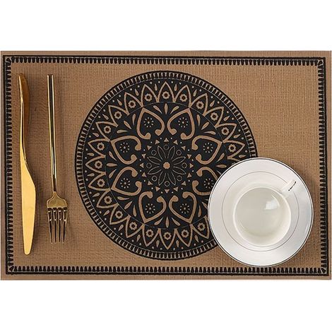 Ensemble de quatre pièces comprenant des sets de table tissés en jute imprimé, des nappes isolantes et résistantes aux hautes températures, des dessous de verre, des chemins de table et de la vaissell (1/4)