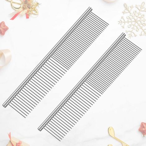 Ein Set aus zwei Edelstahlkämmen mit abgerundeten Zinken in professionellem Metalldesign. (1/5)