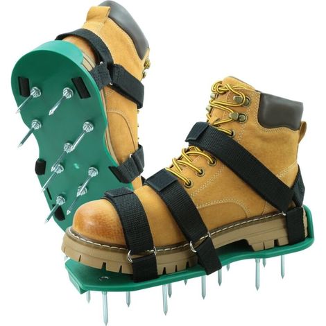 APEX Chaussures perforées pour pelouse, dotées d'une double bride sur la tige, de perforations robustes à picots pour une perforation efficace et d'une taille universelle.