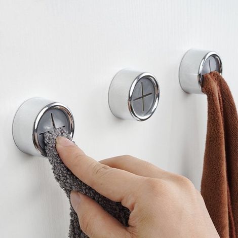 Tre ganci portasciugamani rotondi con retro autoadesivo, finitura cromata di alta qualità, facili da installare, ideali per bagni, box doccia e pareti esterne. (1/2)