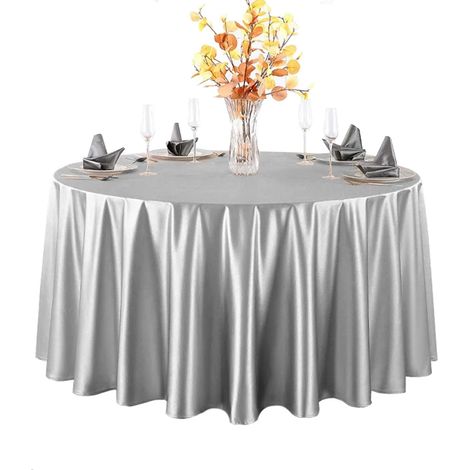 Cette nappe ronde au toucher soyeux est idéale pour les restaurants, les mariages et toutes sortes de réceptions. Couleur argentée, diamètre 228 cm