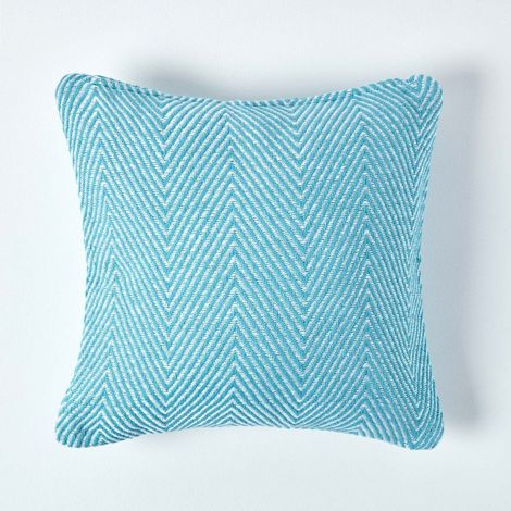 HOMESCAPES Blauer Kissenbezug Halden aus Baumwolle mit Chevronmuster, 45 x 45 cm
