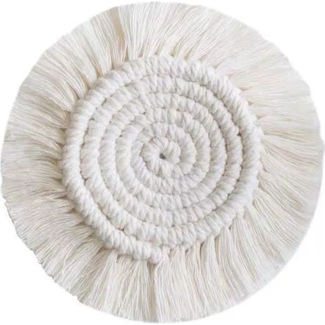 Set aus 3 handgefertigten Makramee-Untersetzern, rund, aus geflochtenem Baumwollseil mit Fransen, in Weiß, Grau und Beige, im Bohème-Stil.