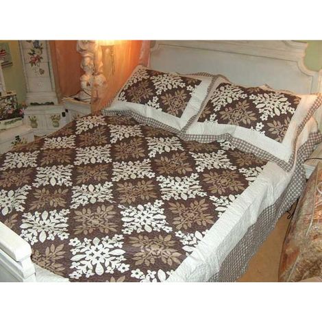 Set aus cremefarbener und brauner Patchwork-Tagesdecke und doppelseitigen Baumwollkissenbezügen (1/4)