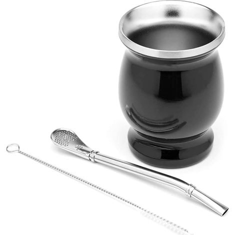 Schwarzer Yerba Mate in einer Kalebasse