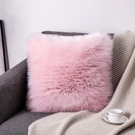 Housse de coussin décorative 45 x 45 cm rose déco. Coussin décoratif moelleux en imitation fourrure de mouton et d'agneau à poils longs. (1/5)
