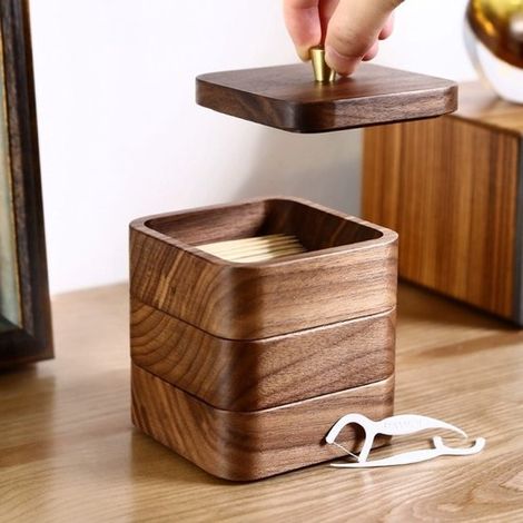 Porta cotton fioc in legno con coperchio per il bagno, scatola a tre scomparti per dischetti di cotone, filo interdentale e stuzzicadenti. Un accessorio da bagno. (1/4)