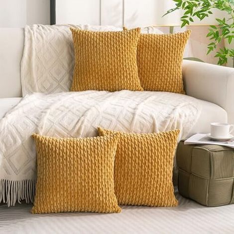 Un ensemble de 4 housses de coussin décoratives jaune moutarde, 45 x 45 cm, en velours côtelé, convenant aux lits, canapés et salons, housses de coussin carrées et douces. (1/4)