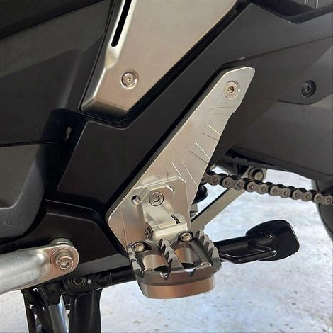 Reposapiés plegables para motocicleta, estriberas traseras para pasajero, reposapiés plegable para XADV X-ADV 750 XADV750 Plata (1/5)
