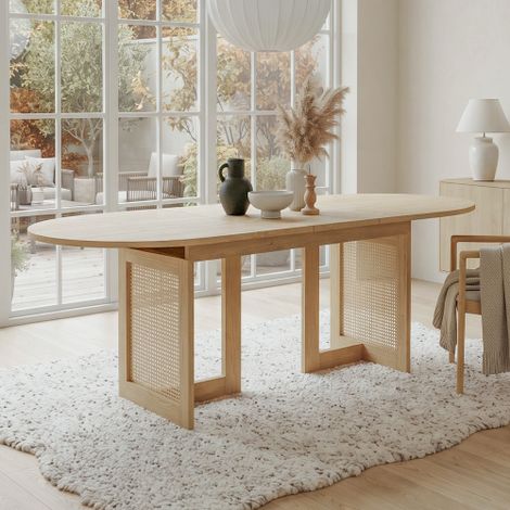 Table à manger extensible (150/200 x 90 cm) pour 6 à 8 personnes coins arrondis, plateau épais, mécanisme d'extension simple, pieds avec détails en rotin et finition chêne. (1/5)