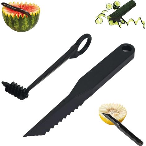 Un ensemble de couteaux décoratifs à fruits et légumes à lames dentelées. (1/5)