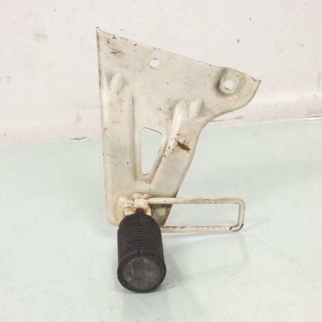 [PRODUIT D'OCCASION] Platine repose pied passager gauche pour Suzuki 750 DR 1988 1989 (1/2)