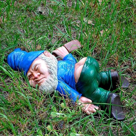 Lustige betrunkene Gartenfigur, Garten-Miniaturstatue, Bierelfen-Zwerg-Rasenschmuck aus Kunstharz für die Terrassen- und Hofdekoration im Freien, 12 cm