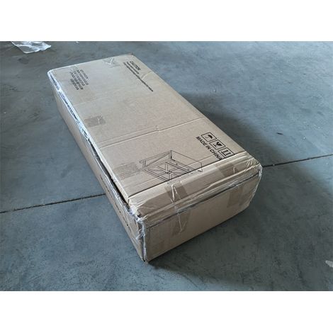 Armoires de rangement pour les fermiers, avec des tiroirs et des étagères réglables. Armoires blanches pour la cuisine, équipées de planches en noyer.