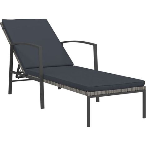 Un fauteuil de jardin rembourré en résine tissée grise. (1/5)