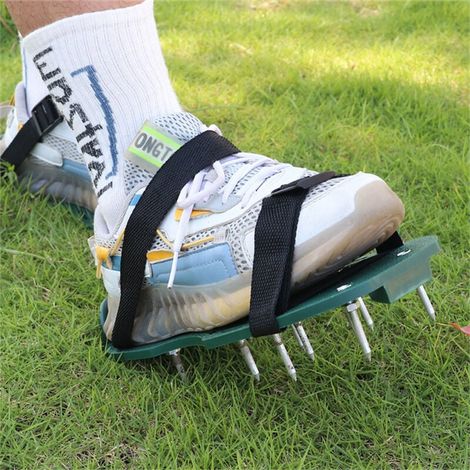 VURAHOME – Rasenlüfterschuhe in verschiedenen Ausführungen – Bequeme Spikesandalen zum Belüften von Rasenflächen mit Edelstahlschaufel – Paar Bodenlüftungsschuhe mit Spikes – Design (1/5)