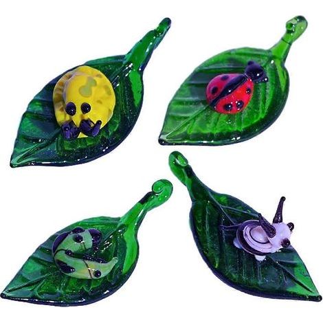 Set mit 4 farbenfrohen Miniatur-Glasfiguren, die blattförmige Insekten darstellen, zur Dekoration von Haus und Garten. (1/5)