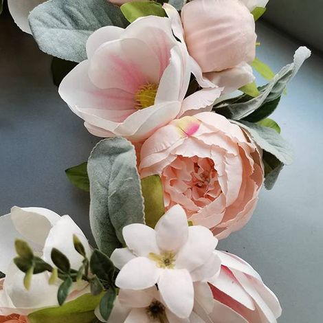 Ein weißer Seidenkranz aus Pfingstrosen und Magnolien, 45 cm Durchmesser, ideal zur Dekoration einer Tür oder Wand. (Inklusive...)