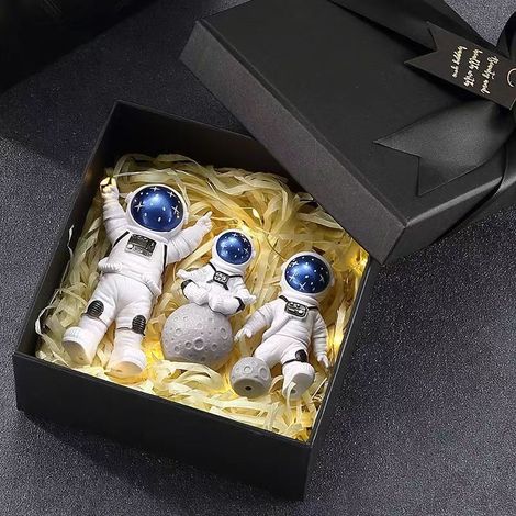 Maquette d'astronaute explorateur de l'espace : Décoration unique pour voiture et maison - Cadeau d'anniversaire parfait (1/5)