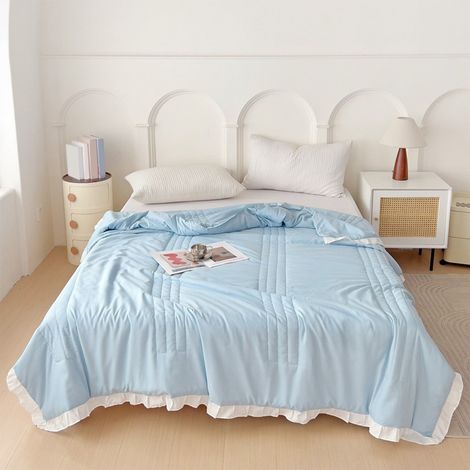 Couette Été - Rembourrage En Fibres De Polyester - Dimensions 200 x 150 x 1 cm - Bordure En Dentelle - Couleur Bleu Clair - 1 Pièce (1/5)