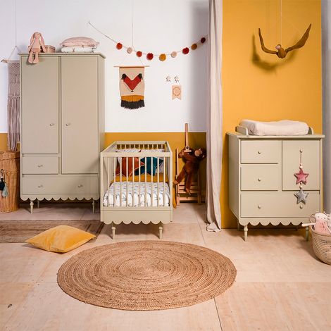 Chambre bébé complète lit évolutif 70x140 – Commode à langer 3 tiroirs – Armoire 2 portes en MDF stratifié – Collection Babushka Olive