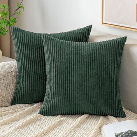 Diese weichen, quadratischen Dekokissenbezüge aus Cord eignen sich für Sofas, Betten, Stühle und andere Wohnaccessoires. (1/5)