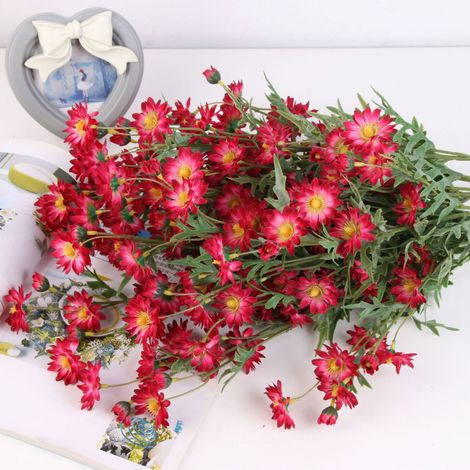 Accessoires de photographie : clous de girofle artificiels, chrysanthèmes, petites marguerites, décoration de salle de mariage avec des personnes et des fleurs artificielles.