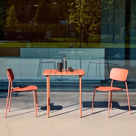 sweeek - Table de jardin métal + 2 assises terracotta. Amelia + Liva 70 x 70cm (1/4)