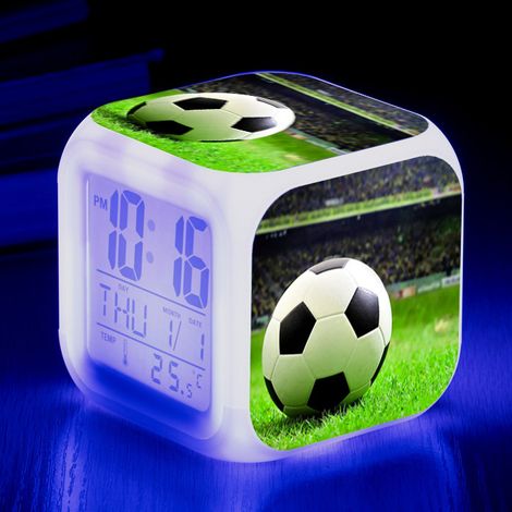 Réveil carré original et créatif à motif de football, avec LED multicolores et changement de couleur, pour étudiants et enfants. Alarme silencieuse. (1/5)