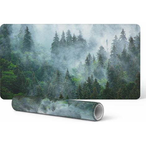 Alfombrilla de escritorio antideslizante y duradera con dise帽o de bosque de con铆feras brumoso, 90x45 cm.