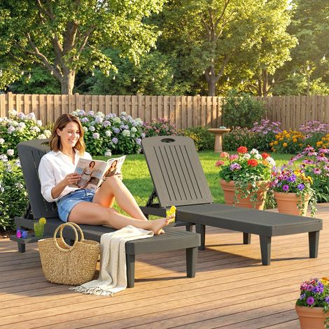 Lot de 2 chaises longues de jardin en plastique PP avec plateau latéral. inclinables à 5 positions. gris